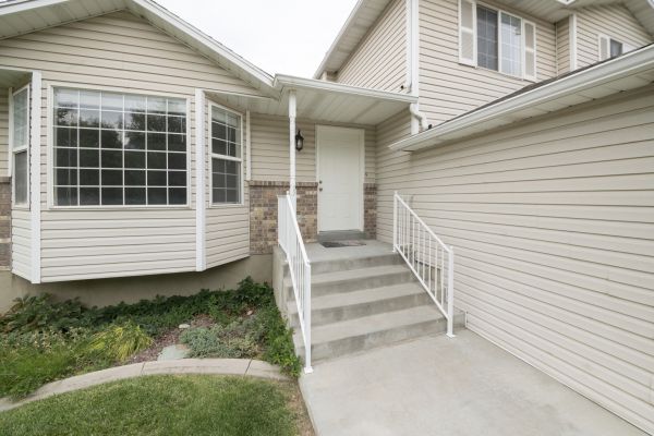 Cost of White Vinyl Siding Replacement in Poulsbo